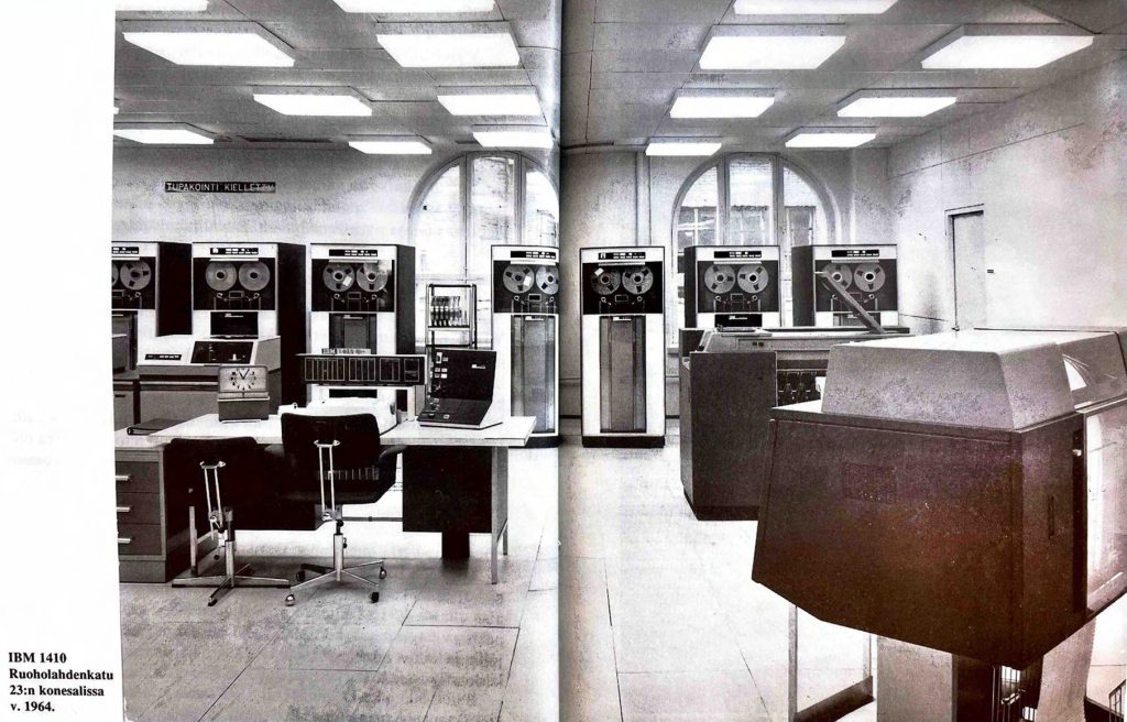 IBM 1410 -tietokone Ruoholahdenkatu 23:n konesalissa Helsingissä vuonna 1964.