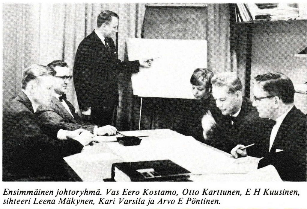 VTKK:n ensimmäinen johtoryhmä kokouksessa työpöydän ääressä