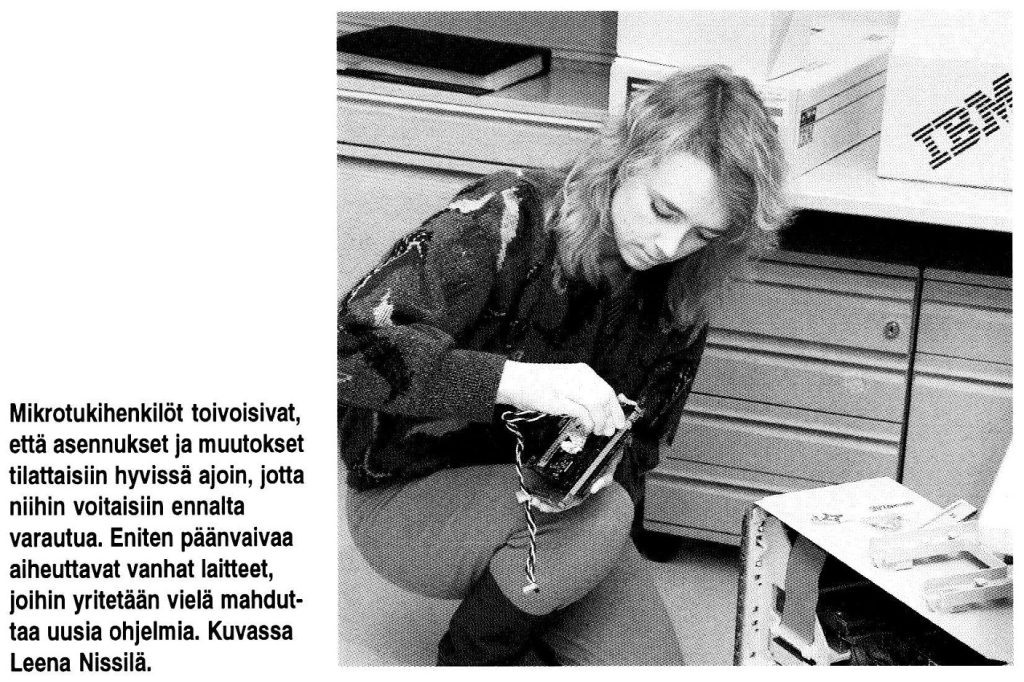 VTKK:n mikrotuen työskentelyä IBM-tietokoneen äärellä vuonna 1995